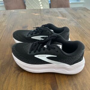 Brooks Black and light pink Ghost Max 2